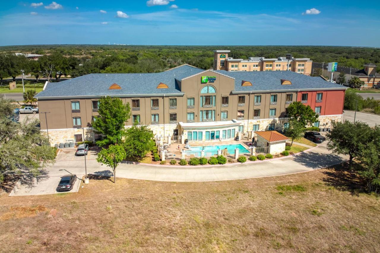 Holiday Inn Express And Suites Beeville By Ihg Exterior foto