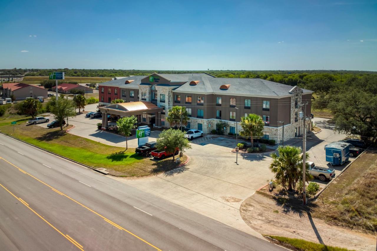 Holiday Inn Express And Suites Beeville By Ihg Exterior foto