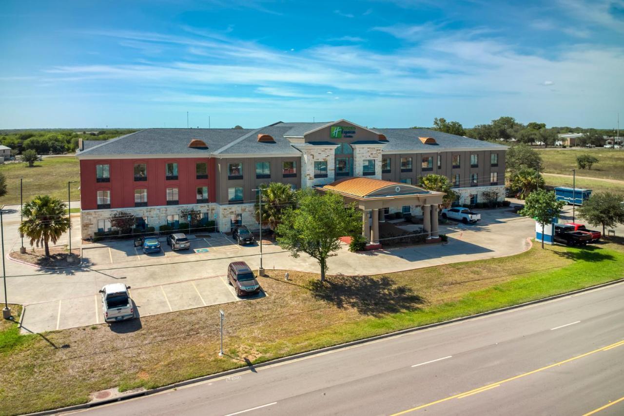 Holiday Inn Express And Suites Beeville By Ihg Exterior foto