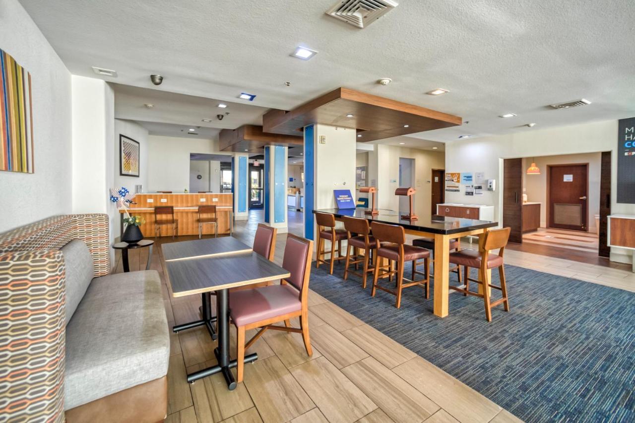 Holiday Inn Express And Suites Beeville By Ihg Exterior foto