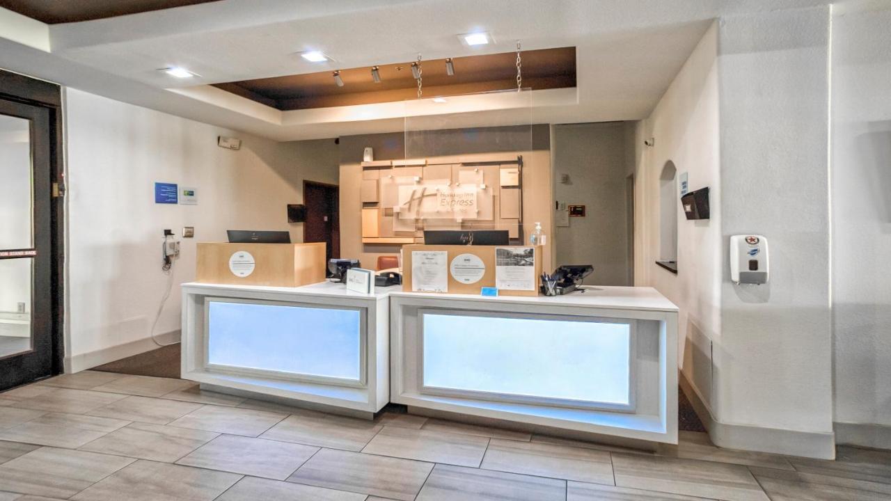 Holiday Inn Express And Suites Beeville By Ihg Exterior foto