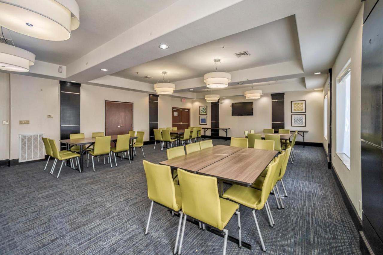 Holiday Inn Express And Suites Beeville By Ihg Exterior foto