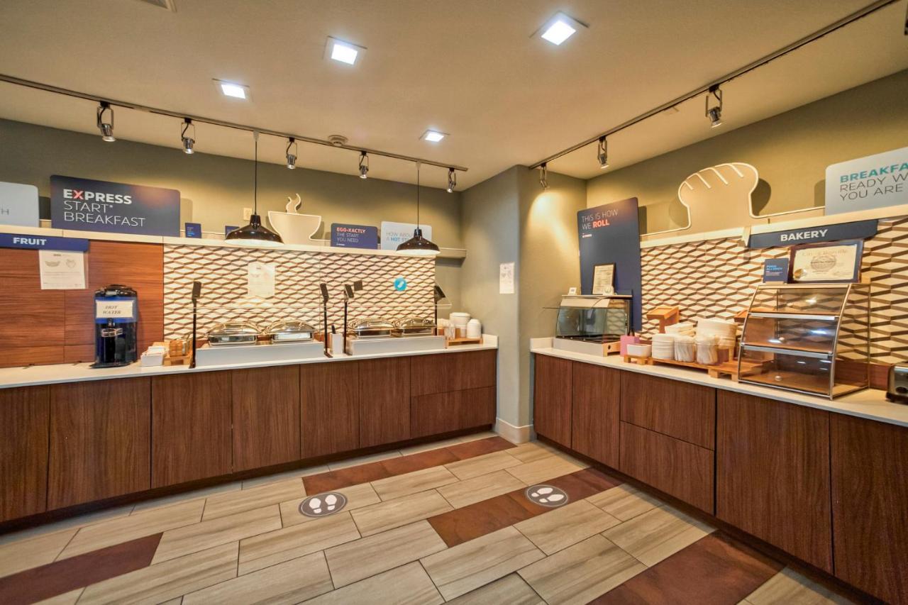 Holiday Inn Express And Suites Beeville By Ihg Exterior foto