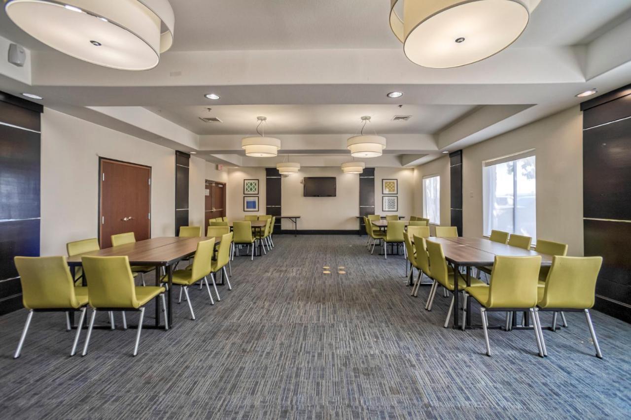 Holiday Inn Express And Suites Beeville By Ihg Exterior foto