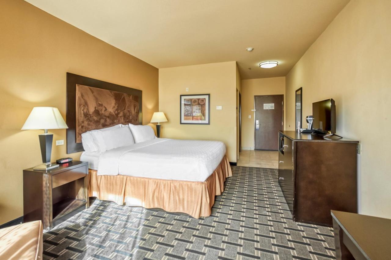 Holiday Inn Express And Suites Beeville By Ihg Exterior foto