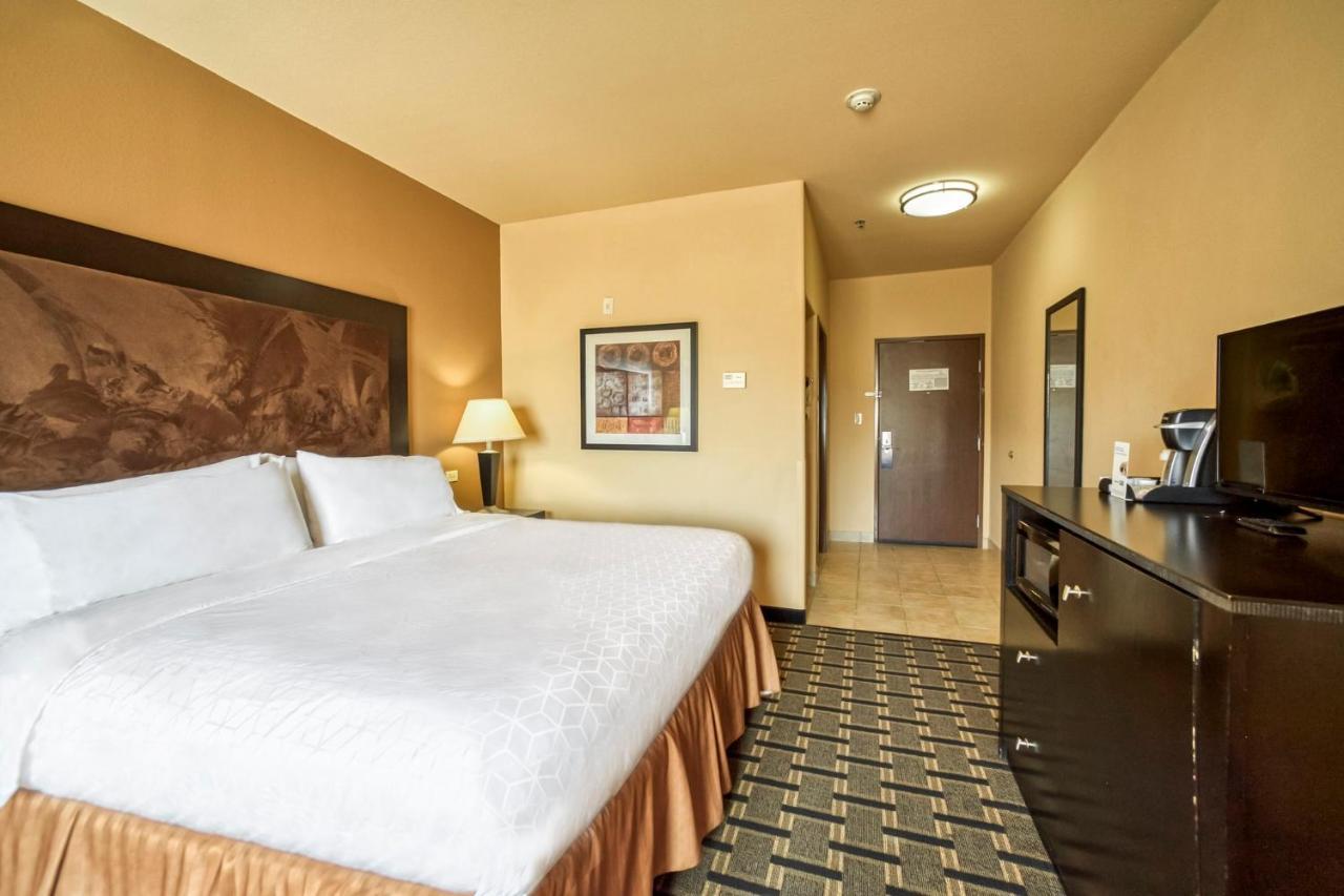 Holiday Inn Express And Suites Beeville By Ihg Exterior foto