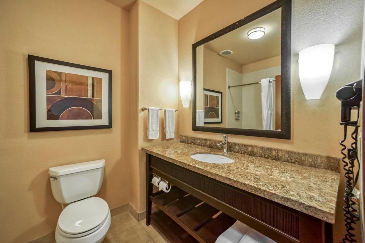 Holiday Inn Express And Suites Beeville By Ihg Exterior foto