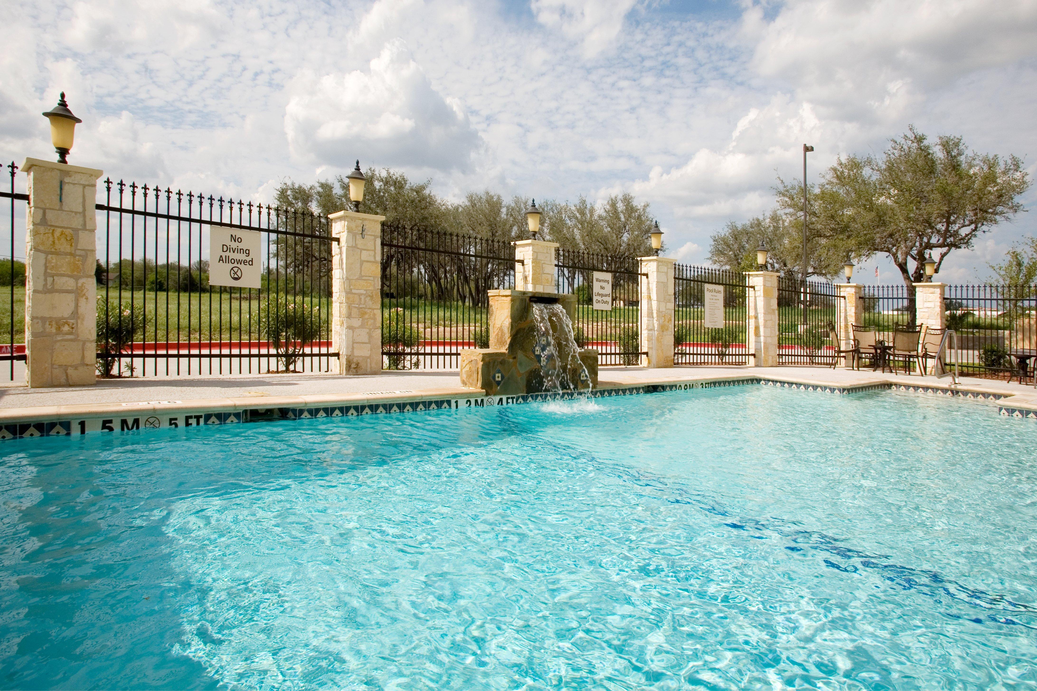 Holiday Inn Express And Suites Beeville By Ihg Exterior foto