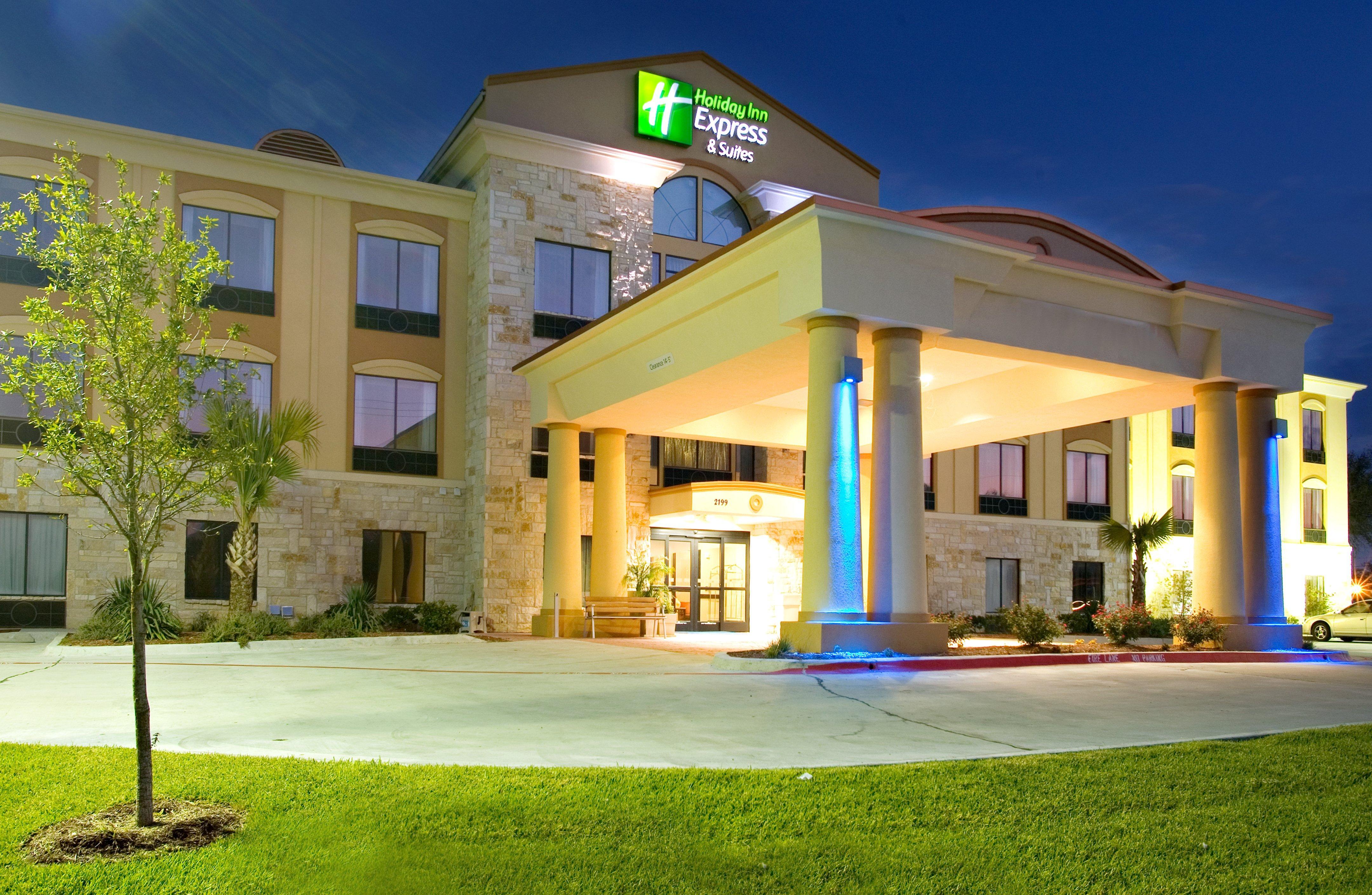 Holiday Inn Express And Suites Beeville By Ihg Exterior foto