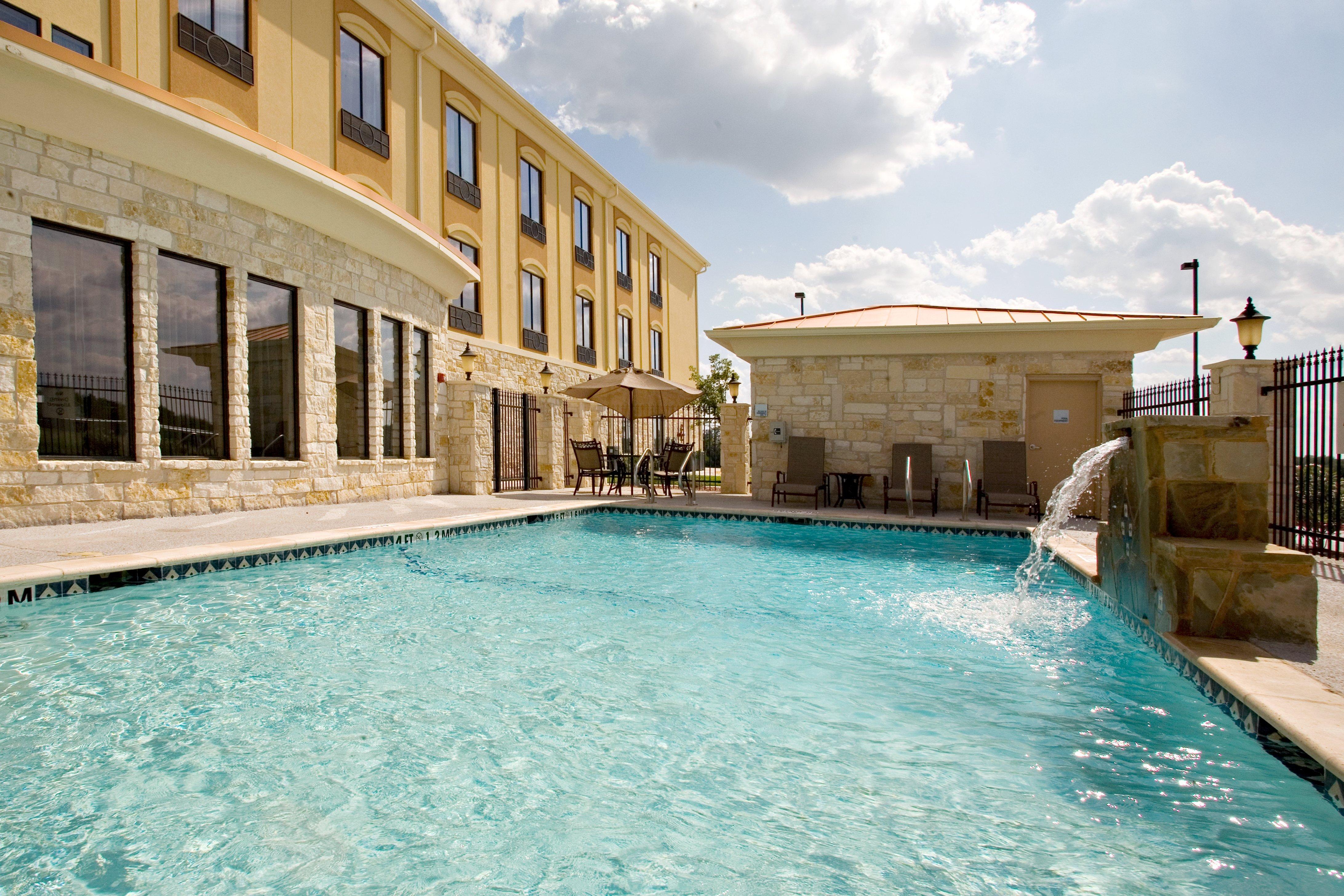 Holiday Inn Express And Suites Beeville By Ihg Exterior foto